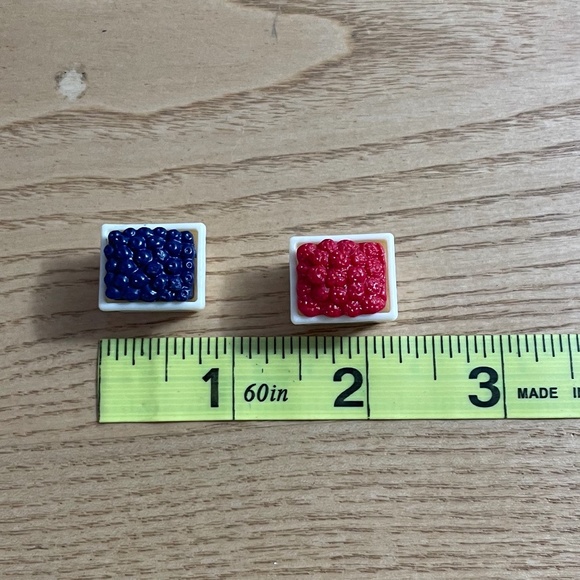 Lil Woodzeez Hopin Farmers Market Blueberries & Raspberries Calico Critters Set - Picture 3 of 3